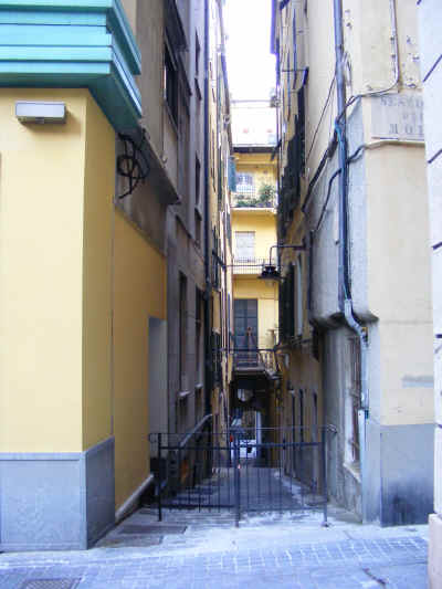 En typisk smal gade i Genua